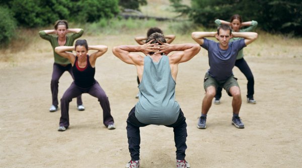 Fitness ohne Studio und Geräte: Outdoor-Training im Bootcamp