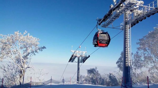 Dort, wo China neue Skigebiete hinstellt, kann man sich auf modernste Infrastruktur verlassen: das Resort Lake Songhua.