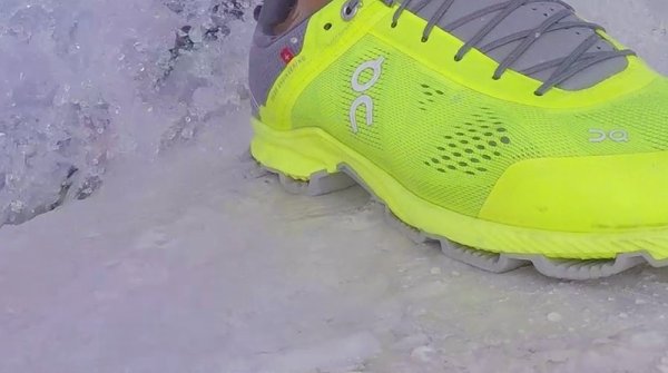 Das Schweizer Unternehmen On lässt seine Laufschuhe von Surfern auf dem Wasser testen.