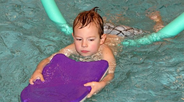 Mit Poolnudel und Schwimmbrett auf Seepferdchen-Kurs 