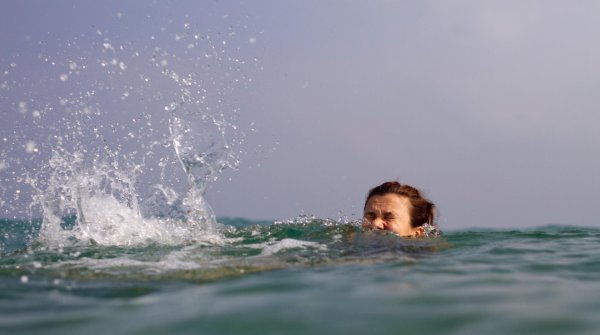 Schwimmen lernen kann lebenswichtig sein – auch für Erwachsene 