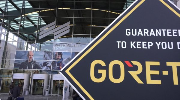 Auch auf der ISPO MUNICH jedes Jahr vertreten: 2016 war Bayern-Trainer Pep Guardiola zu Gast am Gore-Stand.