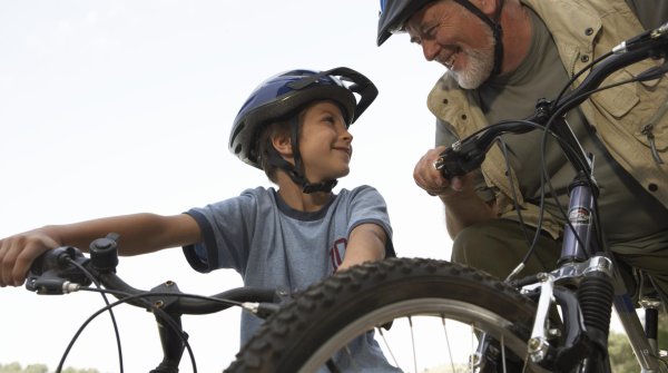 Gemeinsam mit dem Bike auf Tour – so macht Kindern eine Radtour Spaß. 