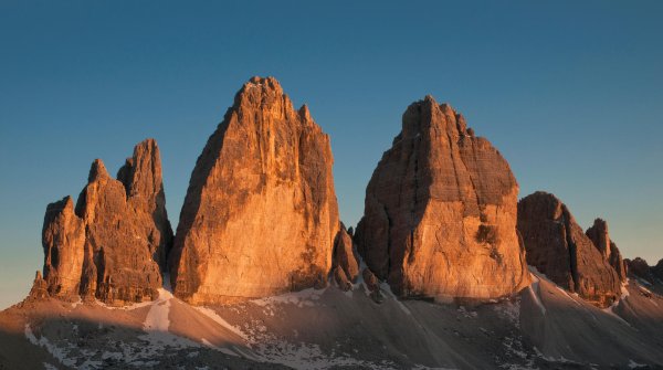 Alpenglühen – die „Drei Zinnen“ in den Dolomiten zeigen sich im besten Licht.