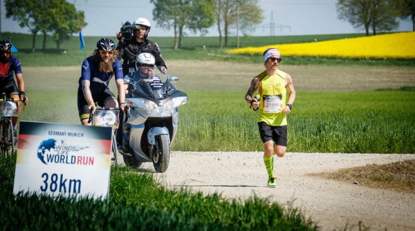 Florian Neuschwander auf einem Weg beim Wings for Life World Run 2016
