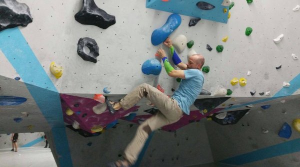 Steffen Hummel testet seine Vertics seit jeher selbst – hier beim Bouldern.