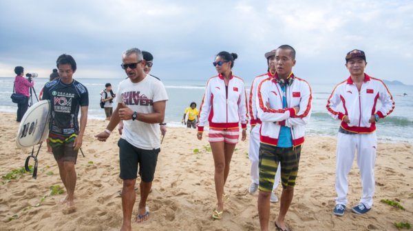 Nicola Zanella (middle) after a training session with the surfers of the Chinese national team.