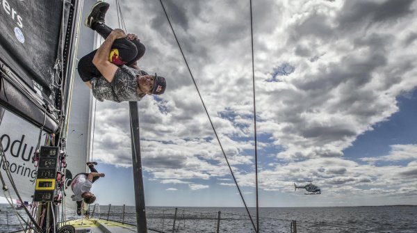 Jason Paul sucht sich die verrücktesten Orte für seine Freerunning-Stunts aus: Auch auf einem Segelboot können starke Stunts abgeliefert werden.