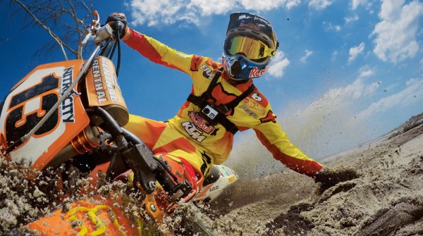 So spektakulär sieht die neue Partnerschaft aus: Motocross-Star Ronnie Renner wird von einer GoPro-Kamera in der Ich-Perspektive gefilmt.