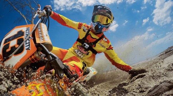 This is how spectacular the new partnership looks: Motocross star Ronnie Renner is filmed with a GoPro camera from the first person perspective.