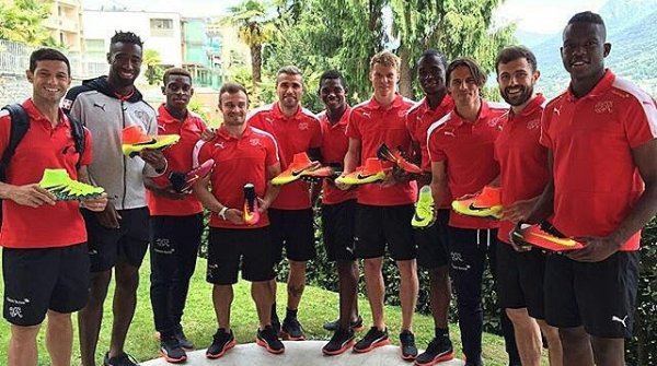 Elf Schweizer Nationalspieler tragen brav ihre Puma-Shirts, die Schuhe sind aber von Nike: Dieses Bild sorgt für ärger beim deutschen Sportartikelhersteller.