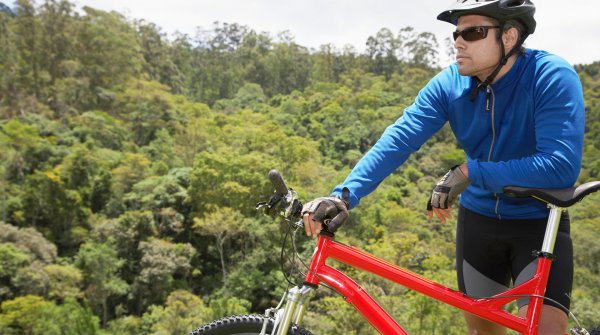 Gut ausgerüstet mit dem Bike auf Tour – auch auf die Kleidung kommt es an. 