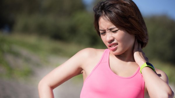 Nackenschmerzen haben Ursachen, gegen die Sport helfen kann. 