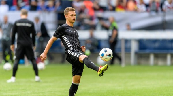 Joshua Kimmich spielt wie Khedira mit dem Nike Magista Opus (200 Euro).