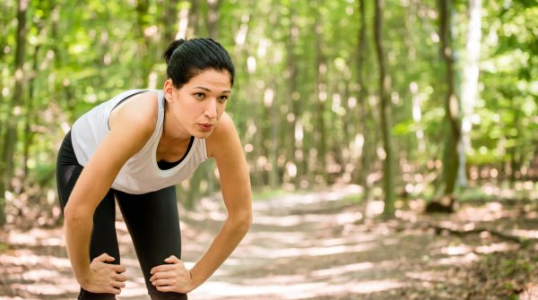 Beim Laufen hilft die richtige Atemtechnik – vor allem tiefes Ein- und Ausatmen.