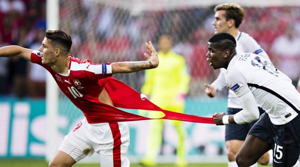 Paul Pogba (r.) zerreißt das Trikot von Schweiz-Star Granit Xhaka.