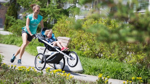 Schnell unterwegs: Ingalena Schömburg-Heuck beim Laufen mit ihrer Nichte Matilda im Kinderwagen.