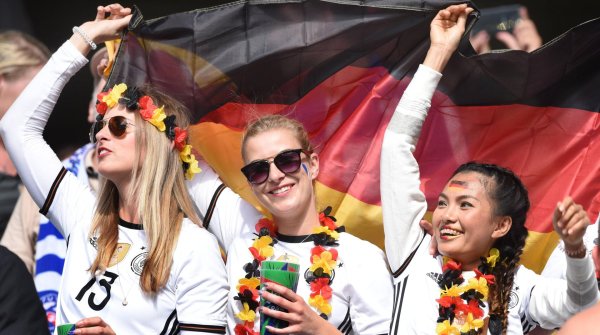 Deutsche Fußballfans fiebern mit dem DFB-Team – und sorgen für Umsatz.