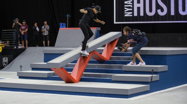 Nyjah Huston is the superstar of the street skateboarding scene: Here he performs on a typical course.