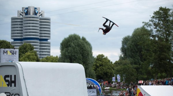 Dominik Gührs fliegt bei Munich Mash 2016 über den Olympiasee – und belegt Platz zwei.