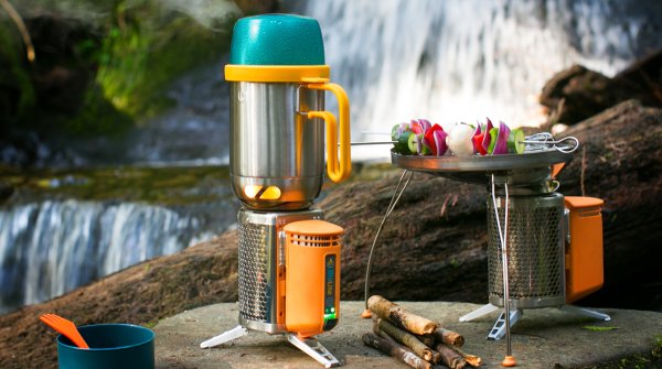 Doesn’t smoke and generates energy: The CampStove by BioLite is suitable for any outdoor use.