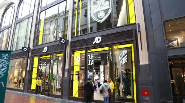 Über 200 Läden will JD Sports in Deutschland eröffnen: Bunt sieht der Flagship-Store in Amsterdam aus.