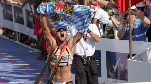 Faris Al-Sultan läuft ins Ziel. Mit bayerischer Flagge und Freudenschrei siegt der gebürtige Münchner beim Ironman Hawaii 2005.