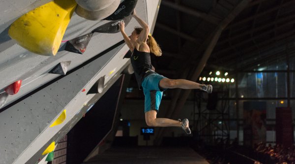 Bouldern auf Weltklasse-Niveau: Monika Retschy beim Weltcup in Mumbai.