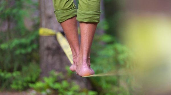 Spaß mit der Slackline. Doch wer eine Slackline kaufen will, muss einiges beachten. 