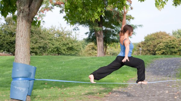 Eine Slackline ist schnell aufgebaut – aber sicher muss sie sein