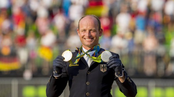 Vielseitigkeitsreiter Michael Jung präsentiert stolz seine Gold- und Silber-Medaille bei Rio 2016.