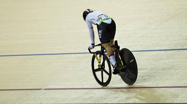 Ohne Sattel feiert Kristina Vogel ihren Olympiasieg im Bahnrad-Sprint.