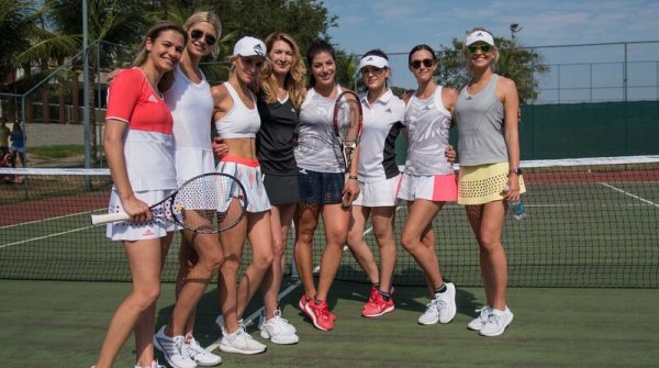 Die Adidas-Influencer treffen in Rio auf Tennis-Legende Steffi Graf (4.v.l.).