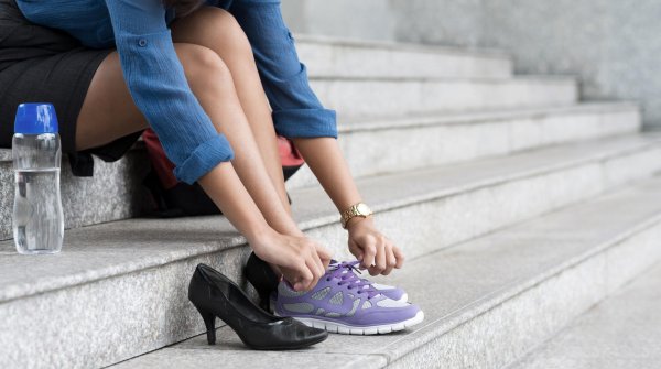 Schuhwechsel nach dem Büro? Muss mit Sneakers längst nicht mehr sein.