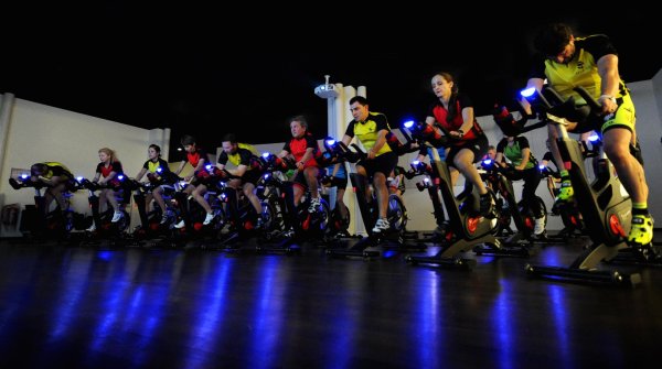 Team Rot gegen Team Gelb – Indoor Cycling wird mehr und mehr zum kompetativen Event.