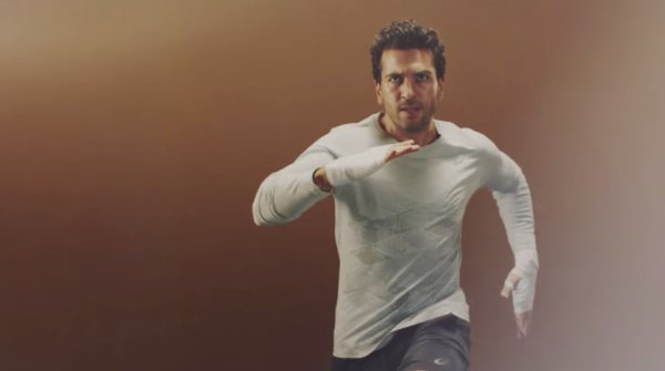 Elyas M'Barek steht im Mittelpunkt der neuesten Asics-Werbekampagne.