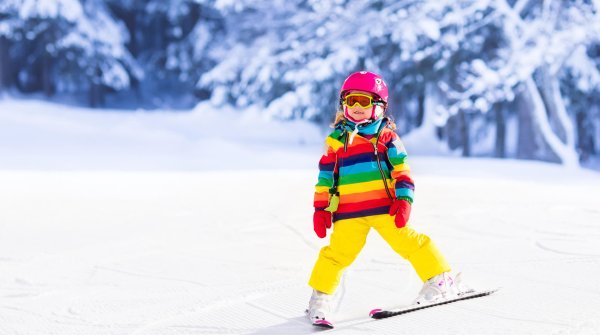 Ohne Stöcke, aber mit viel Spaß: Kinder lieben Skifahren 