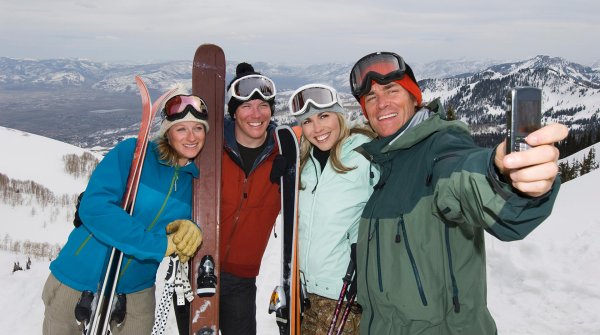 Für viele der Inbegriff vom Winterurlaub: Skifahren mit Freunden oder Familie 