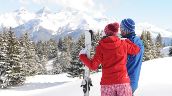 Beste Aussichten auf die schneebedeckten Gipfel im Skigebiet Arosa Lenzerheide. 