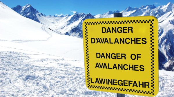 Wer Warnschilder im Skigebiet ignoriert, riskiert auch das Leben anderer. 