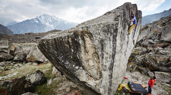 Die 8000er sind nur das Panorama: Bernd Zangerl interessiert sich für die kleinen Felsen.