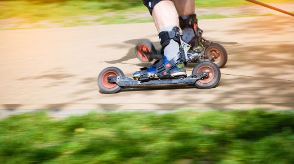 Langlauftraining ohne Schnee – mit dem Skiroller 