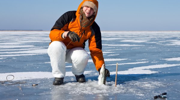 Glücksmoment beim Eisangeln: Fisch fürs Abendessen