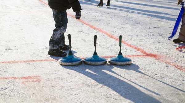 Eisstockschießen: Wir erklären die Regeln und die richtige Technik