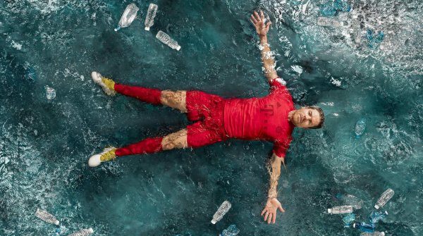 Will nur vor dem Spiel ins Schwimmen geraten: Xabi Alonso ist Botschafter der Kampagne.