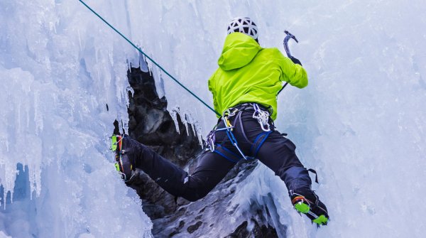 Sicheres Klettern auf Eis, auch eine Frage der Steigeisen