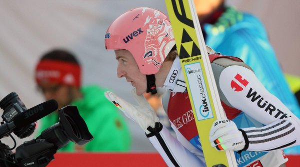 Skispringer Severin Freund trägt den Würth-Schriftzug auf dem Oberarm.