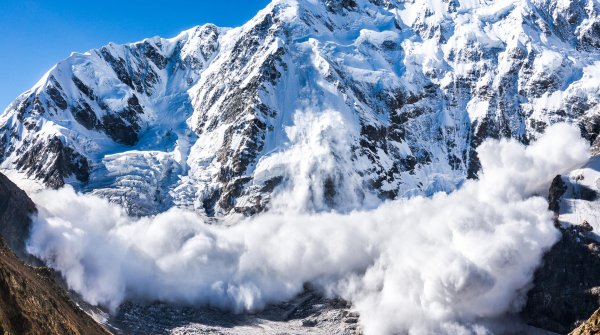 Naturschauspiel und tödliche Gefahr: eine Schneelawine rast talwärts