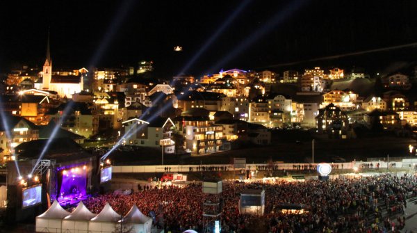 Das Ortszentrum von Ischgl: Wenn's dunkel wird, sind Skischuhe tabu.