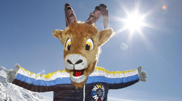 Das Steinbock-Maskottchen der Alpinen Ski-WM 2017 in St. Moritz ist happy.